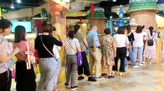 小馬王國百貨區(qū)顧客排隊(duì)付款