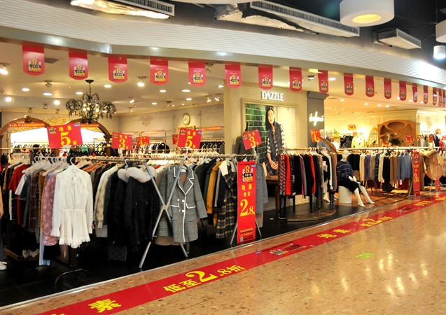 商場專柜內(nèi)商品豐富