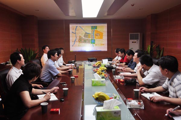 15.考察組一行來到南陵實業(yè)公司，認真聽取了項義水董事長的國際新城項目介紹.jpg